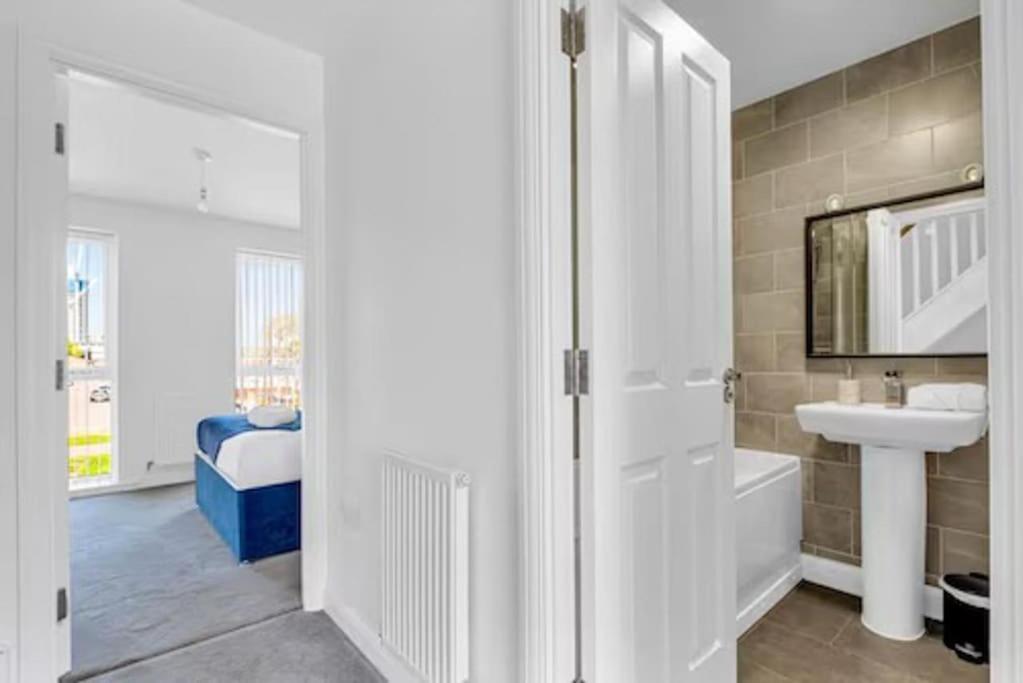 Contractors, Families, Tourists & Groups Welcome Sleeps Upto 9, Garden, Pet Allowed, Parking Included! Birmingham Bagian luar foto